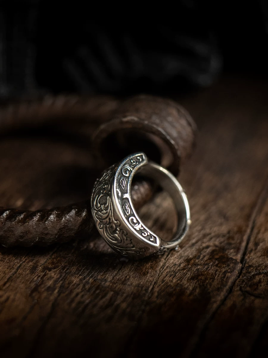 Kemstone Dark Botanical Ring – Titanium Steel Vine Whisper Band for Men, Gothic Nature Carving NWR-528038