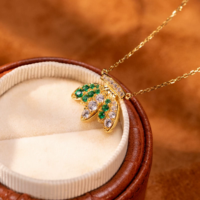 Collar "Plátano Dorado" de diseño original de Kemstone — Plata de ley 925, chapado en oro, con circonitas verdes y blancas EMN-605283