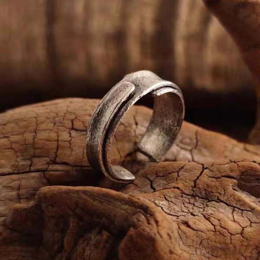 Retro Spirit Reimagined: The Grunge-Inspired Silver Ring