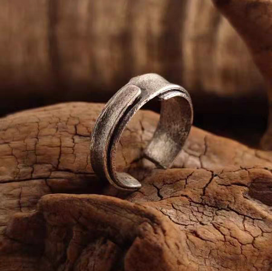 Retro Spirit Reimagined: The Grunge-Inspired Silver Ring