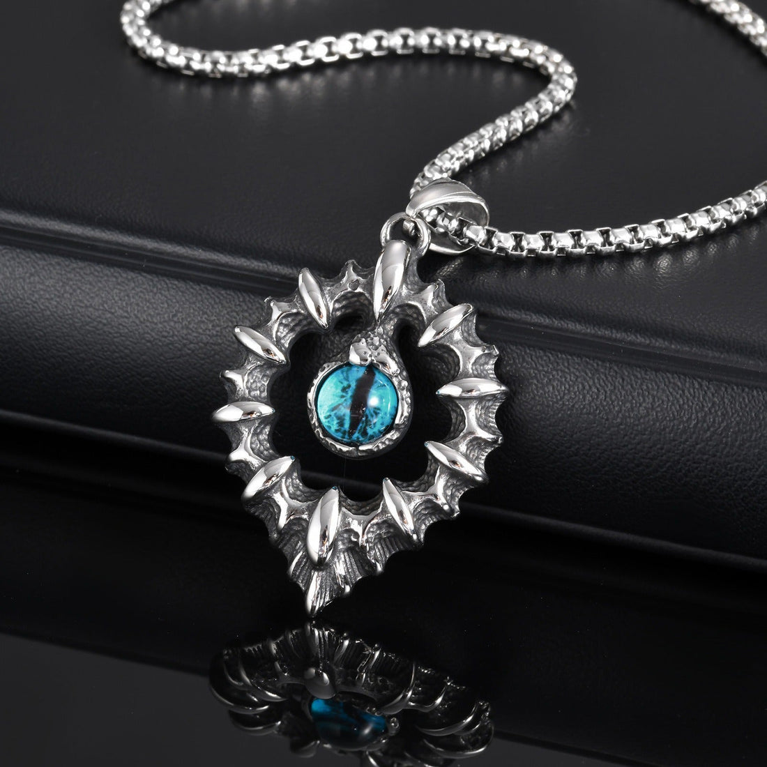 What Does an Eye Necklace Symbolize? Meaning, History & Modern Style