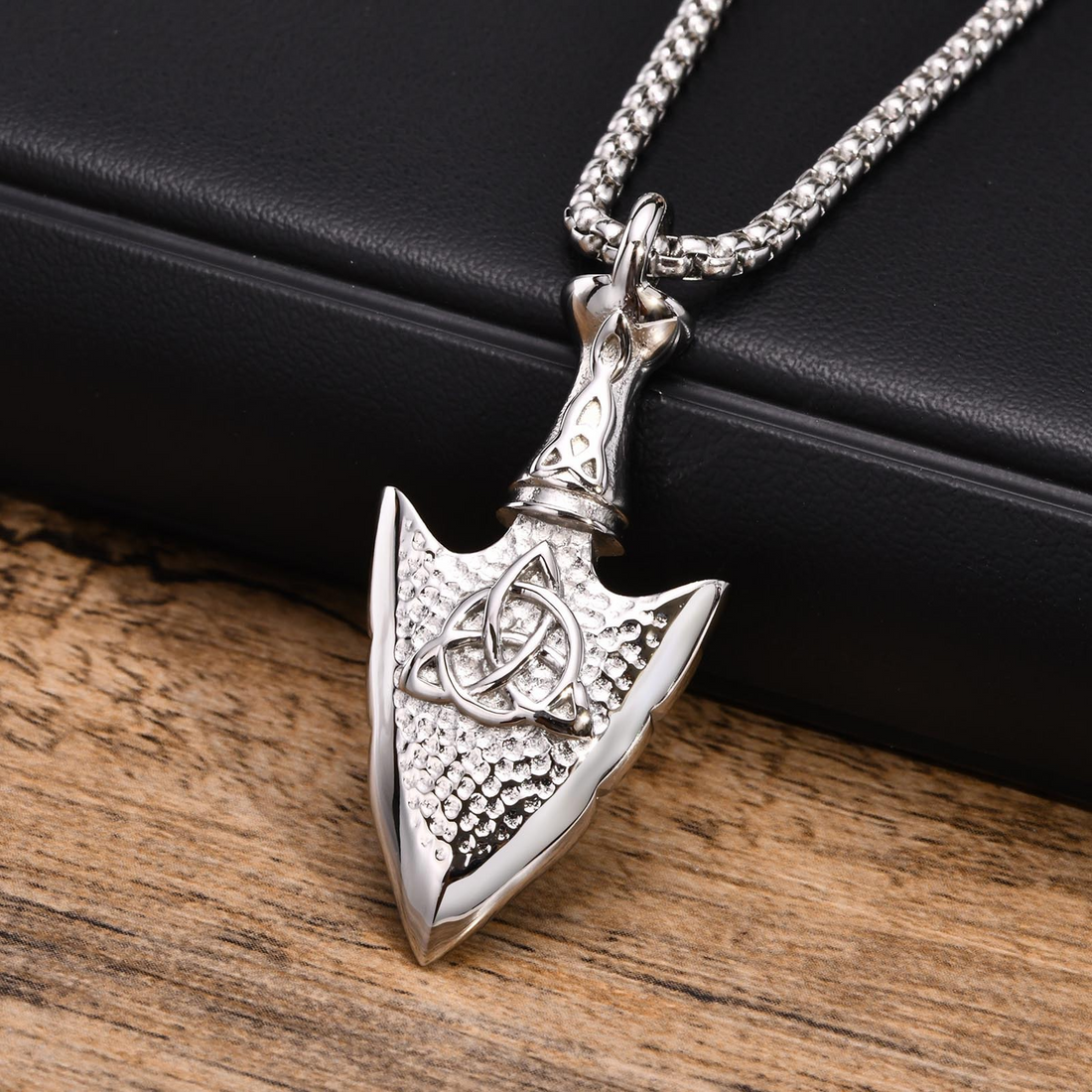 What Does a Celtic Knot Symbolize? Meaning, History and Modern Jewelry