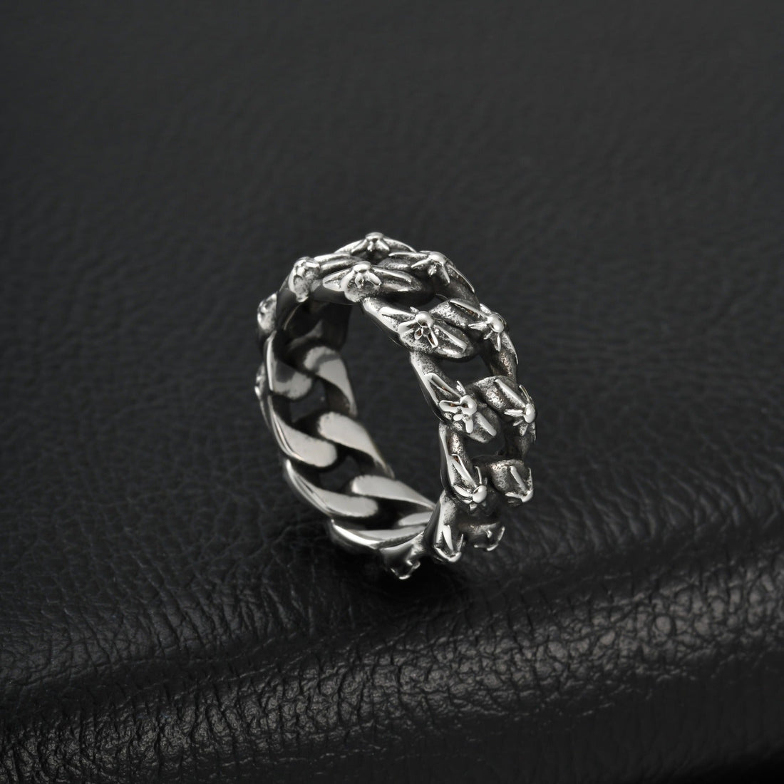 Why Are Chain Rings a Timeless Trend in Men's Jewelry? Meaning, Style & How to Wear Them