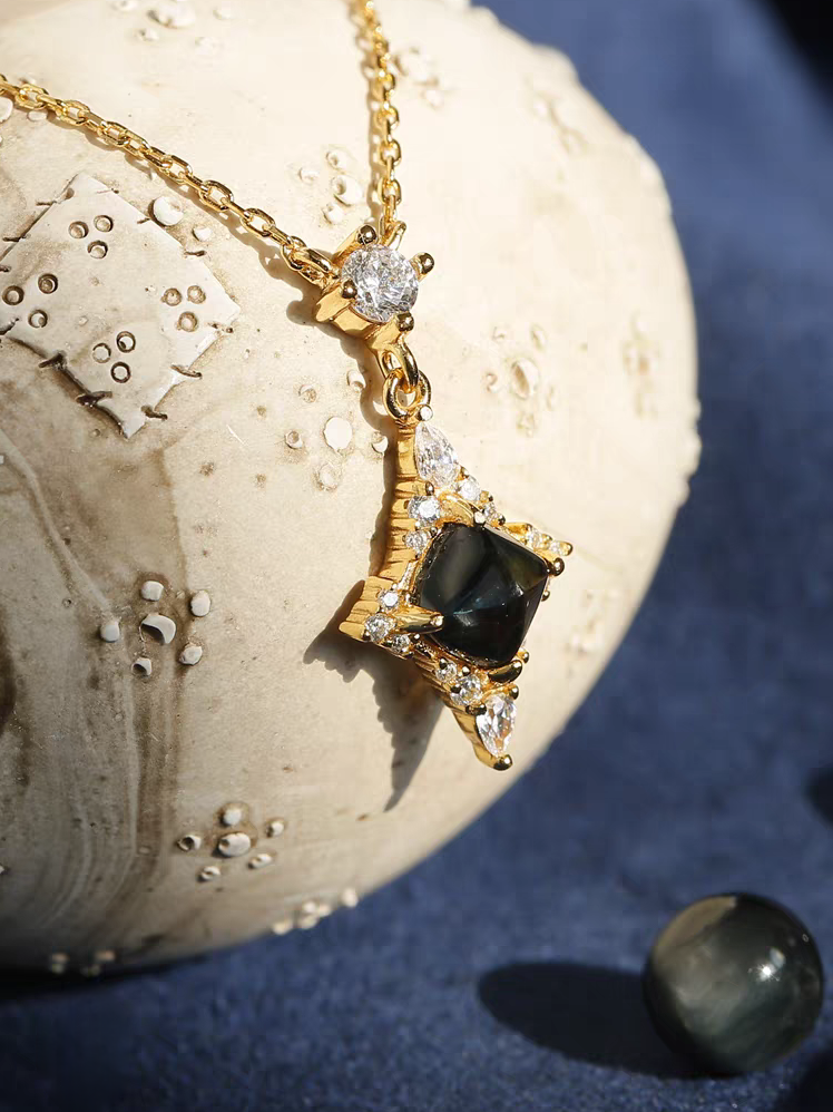 Topaz vs Sapphire: Compare Beauty, Meaning & Price in Jewelry