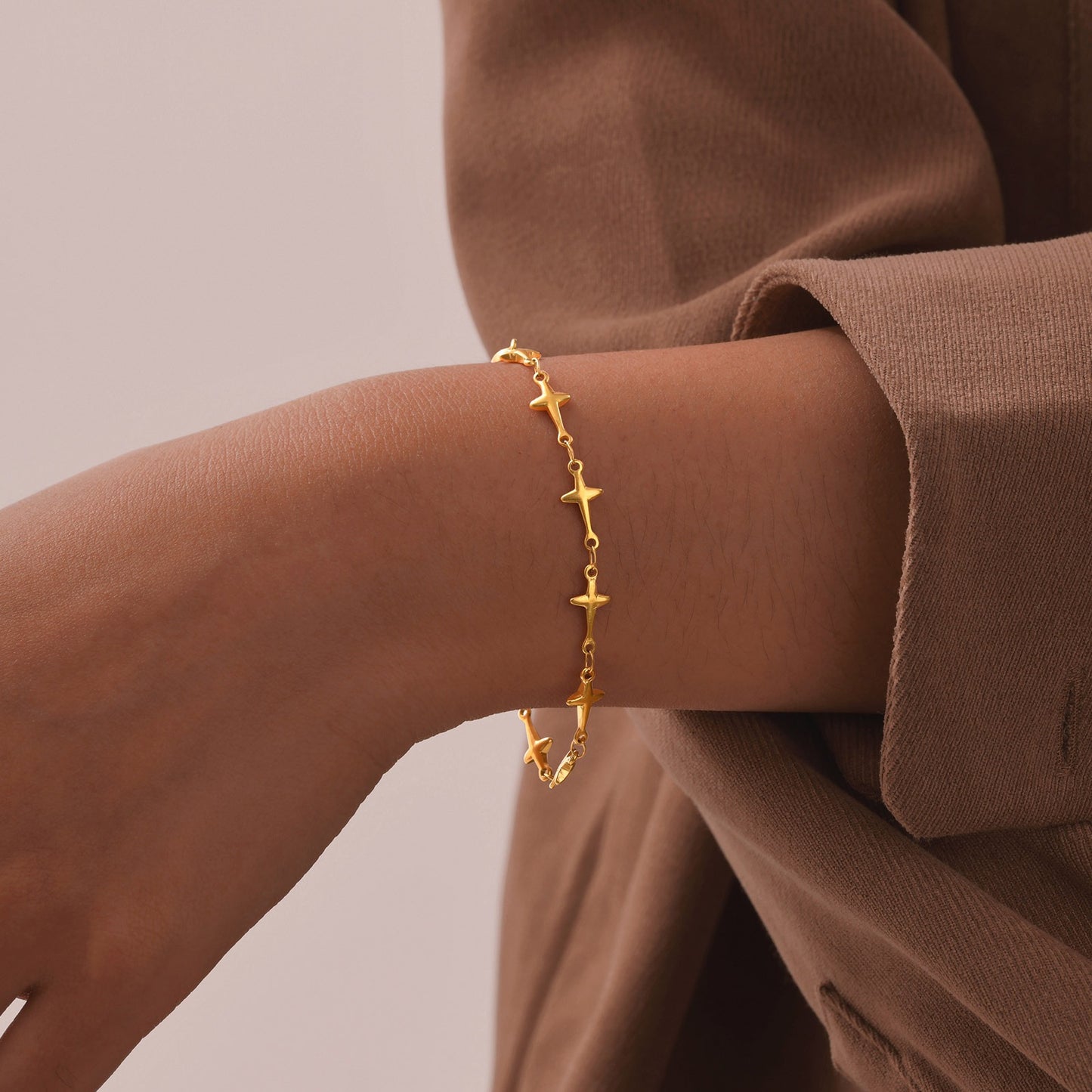 Pulsera apilable vintage de estrella de cuatro puntas: joyería celestial de acero inoxidable para un toque de elegancia cotidiana (1951)