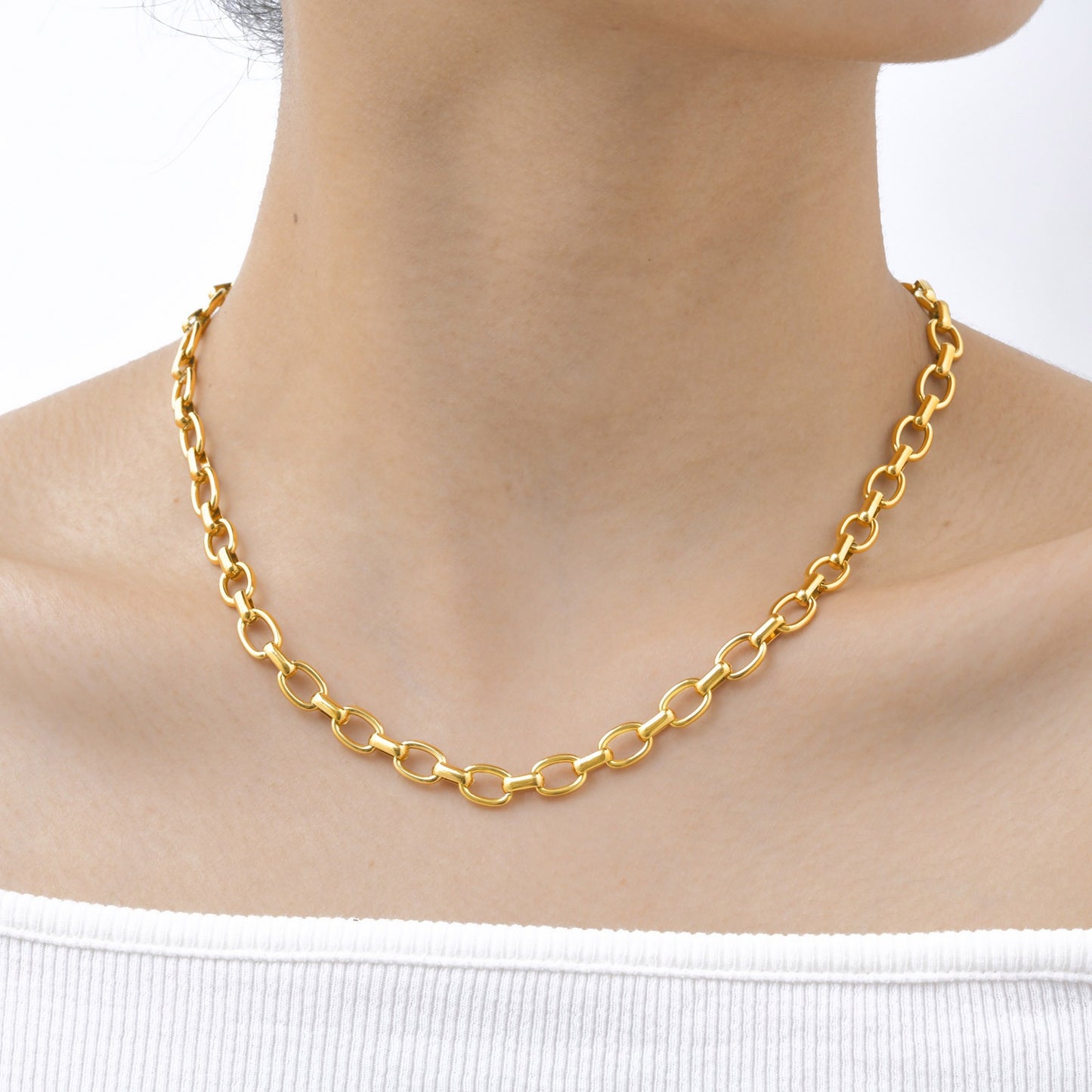 Pulsera Kemstone de acero inoxidable con eslabones, hecha a mano y con un diseño geométrico audaz en un vibrante tono dorado para el día a día de la mujer. BR-2343