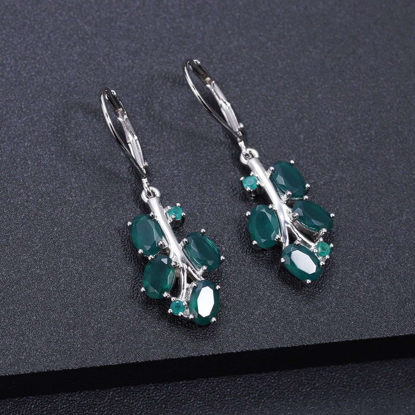 Pendientes de plata de ley con diseño original de Kemstone, hechos a mano, con topacio y peridoto naturales.