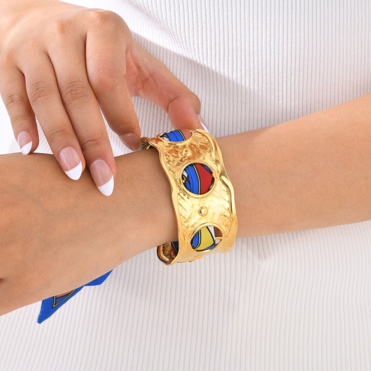 Elegante pulsera de acero inoxidable dorado con elegante nudo de seda: un accesorio imprescindible para mujer B-630