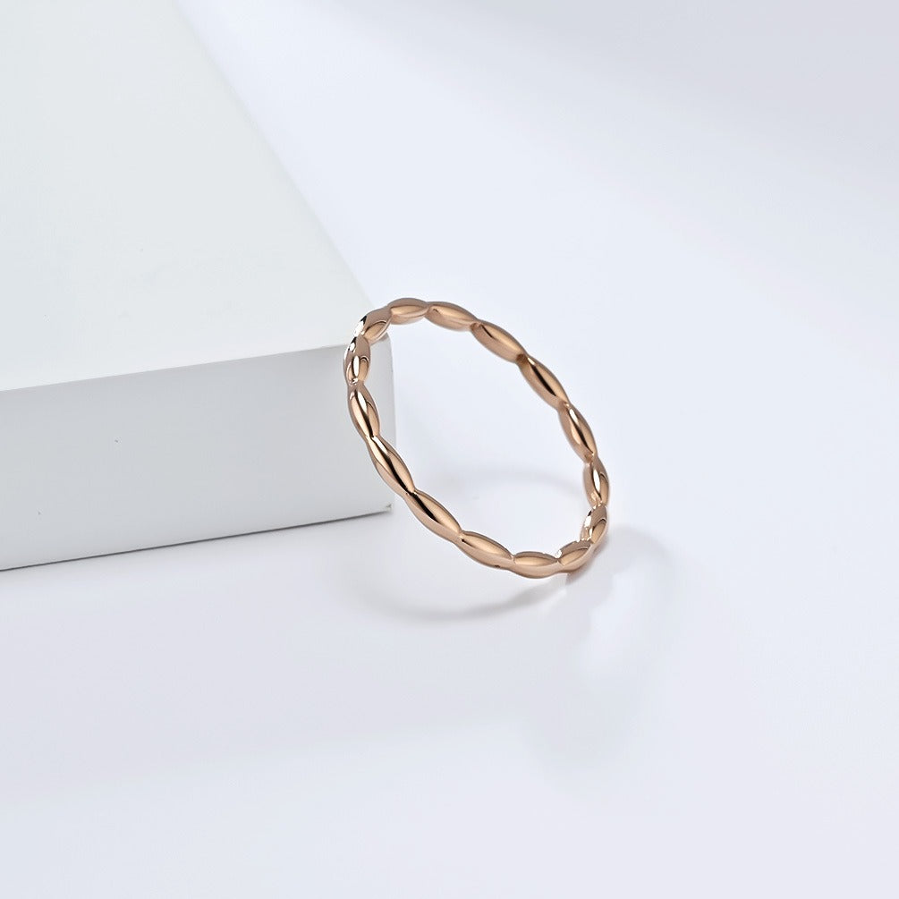 Anillo geométrico de acero y titanio con lágrima entrelazada de inspiración francesa para mujer | Joyería minimalista para uso diario con elegancia narrativa K-R945