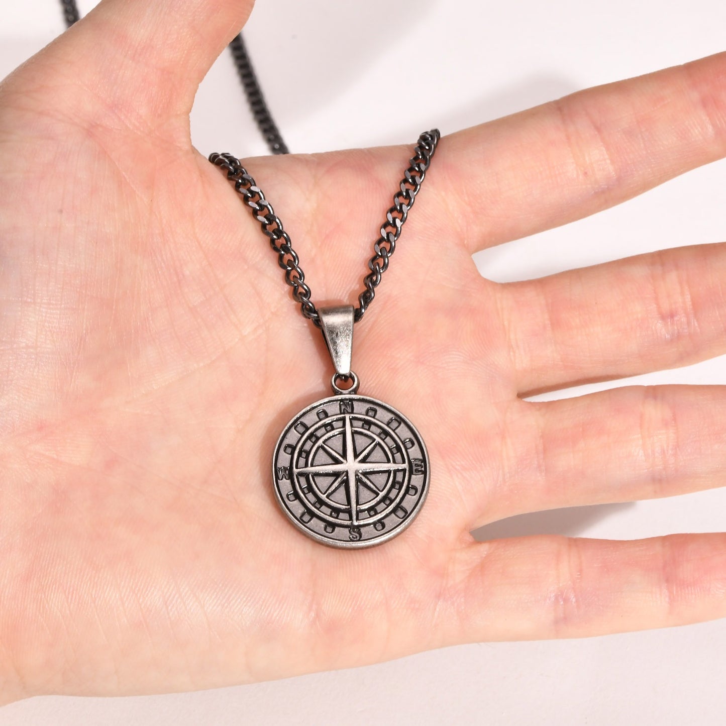 Collar con colgante de brújula y moneda de acero inoxidable Kemstone: un artículo esencial para el explorador urbano, ideal para la aventura diaria y el estilo hip-hop PN-1527