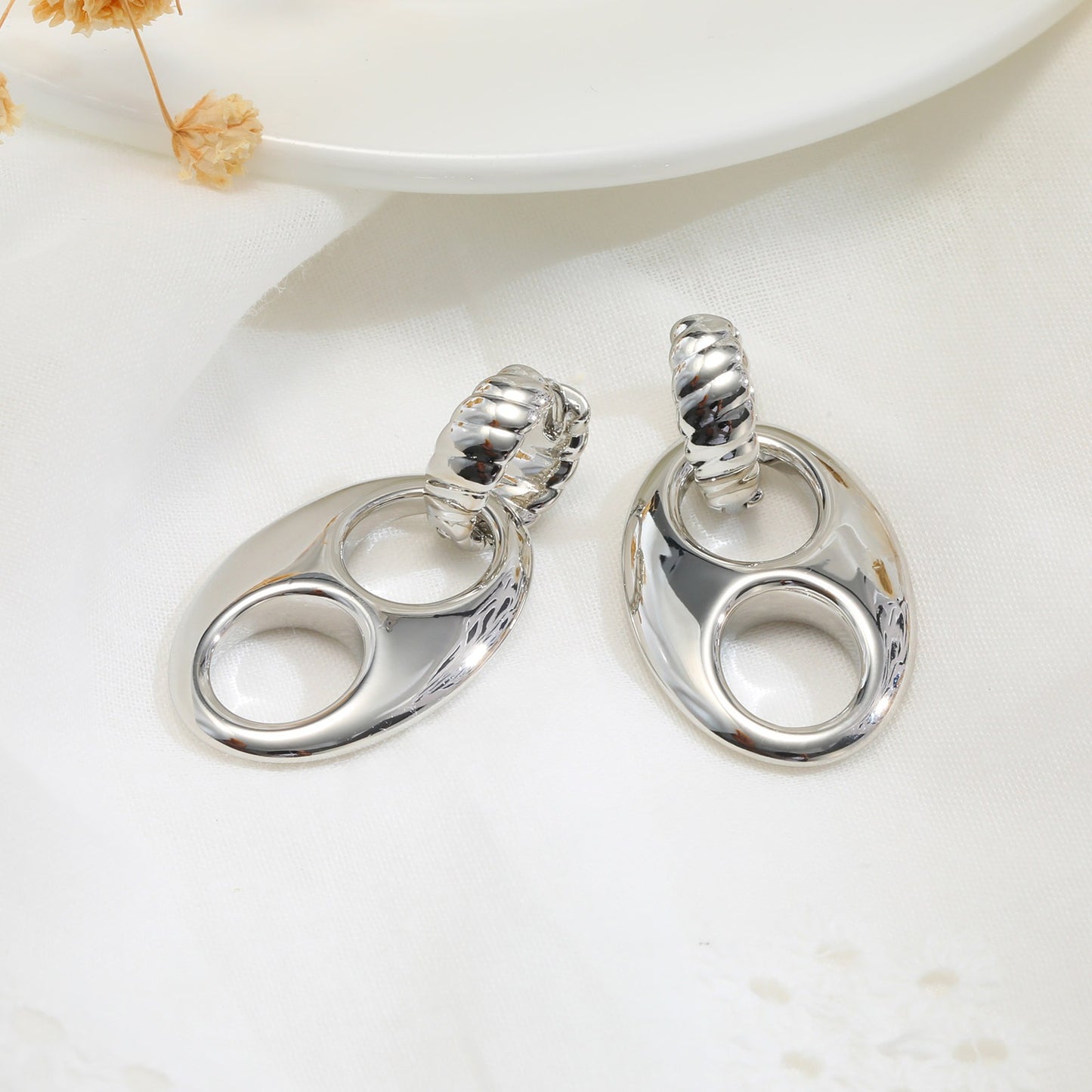 Aretes ovalados de aleación de cobre en tono dorado de 14 quilates con detalles de cristal: elegancia minimalista para un glamour cotidiano EBD-414