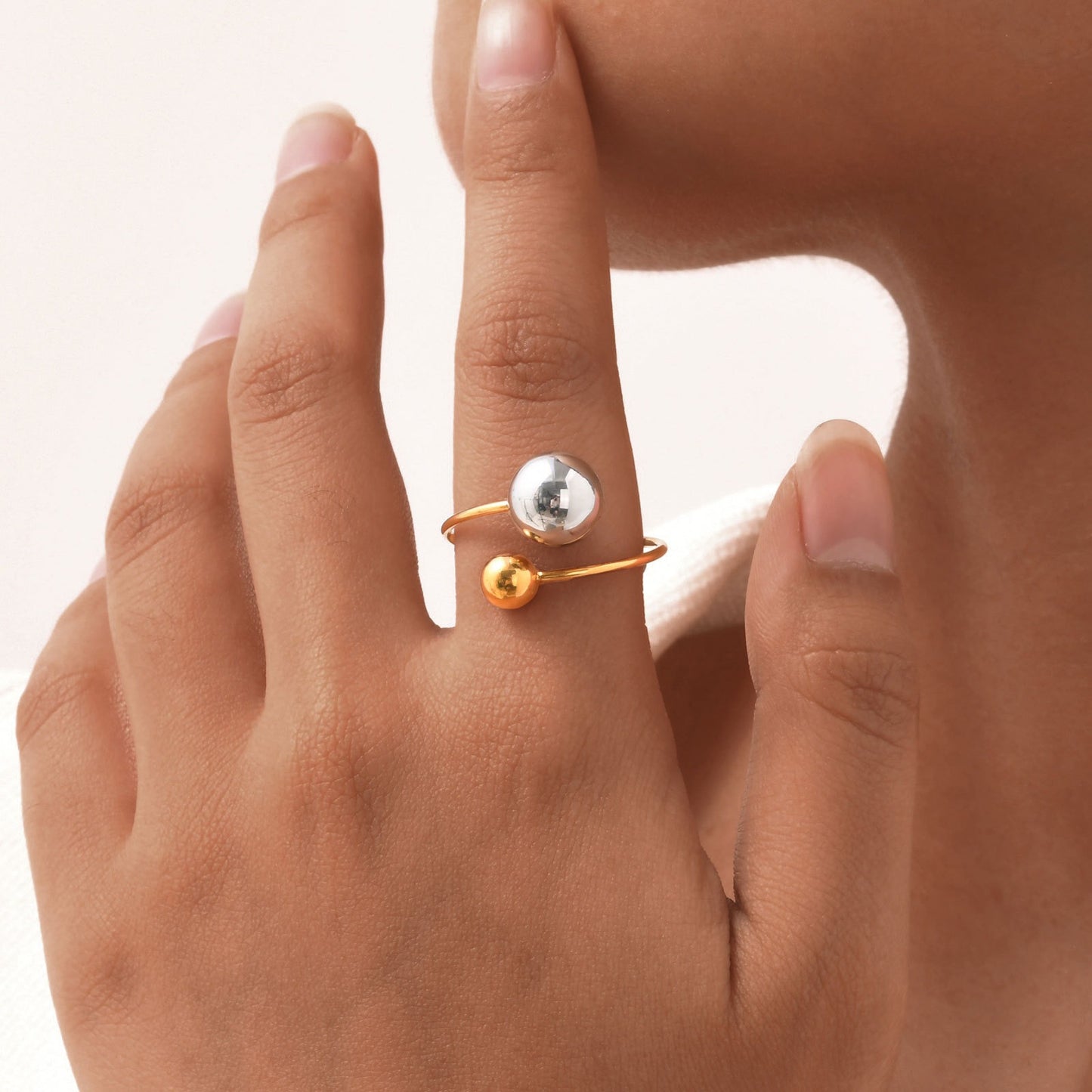 Elegante anillo ajustable de acero inoxidable con acabado dorado para mujer RC-536