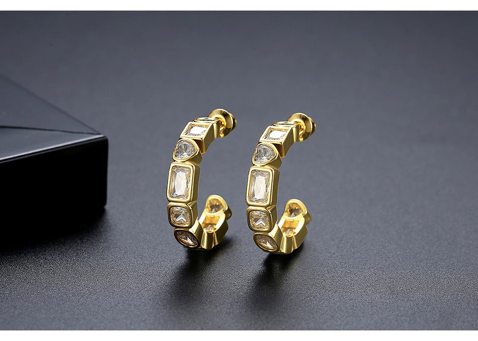 Orecchini geometrici a forma di C realizzati artigianalmente da Kemstone: eleganza francese minimalista con dettagli in zircone E23082401
