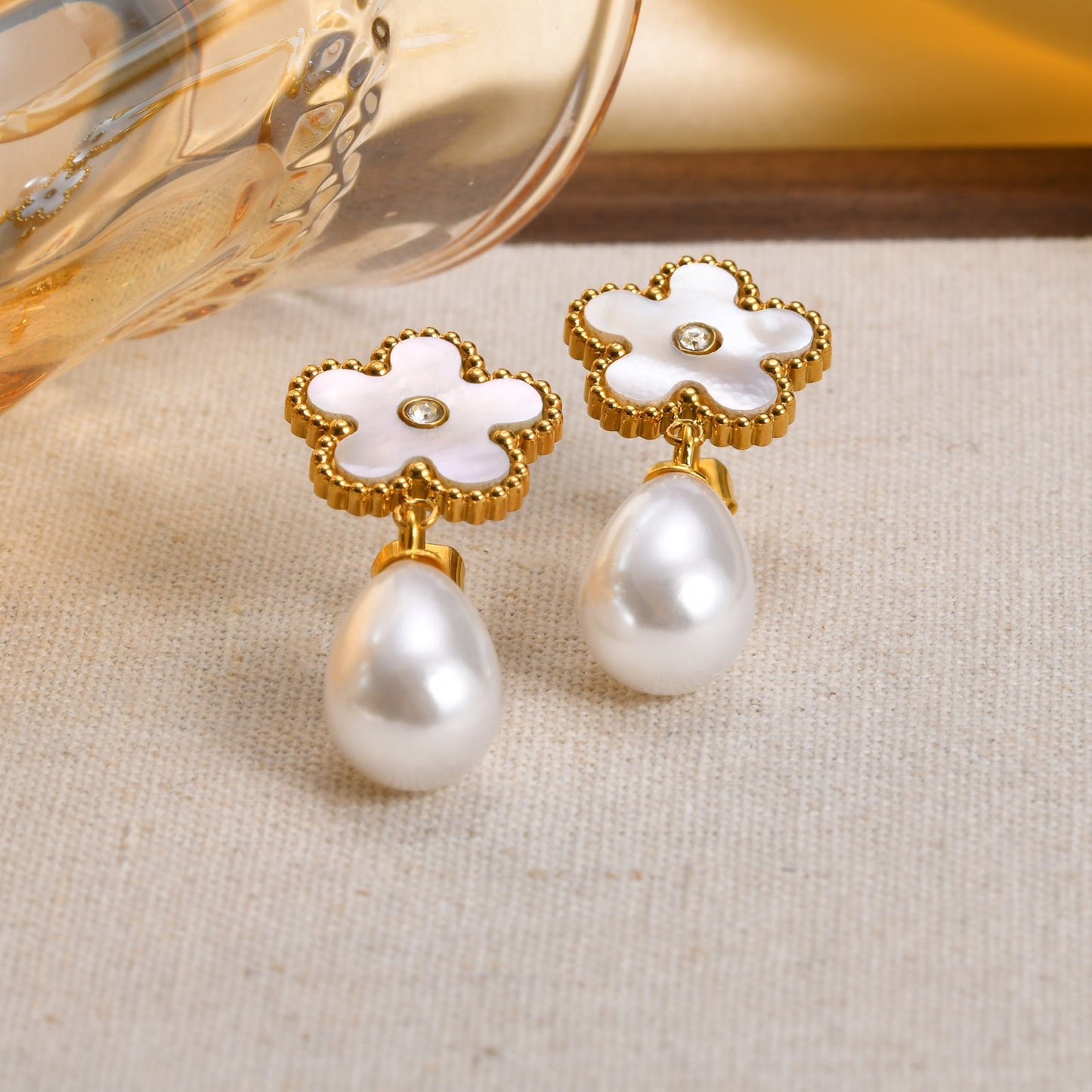 Orecchini Kemstone in acciaio inossidabile con catena floreale in zirconia e gocce di perle finte – Eleganza dorata per lo scintillio quotidiano ED-782