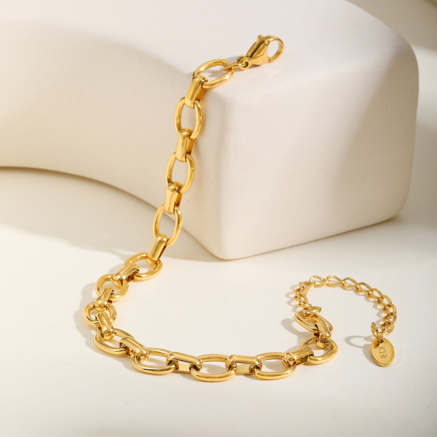 Pulsera Kemstone de acero inoxidable con eslabones, hecha a mano y con un diseño geométrico audaz en un vibrante tono dorado para el día a día de la mujer. BR-2343