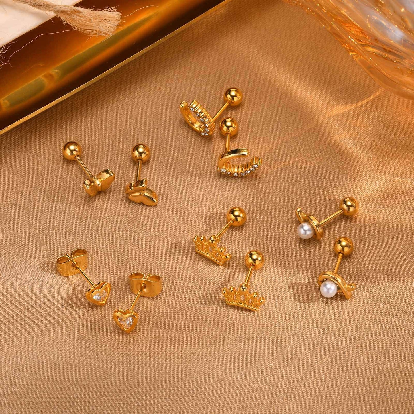 Elegancia sin esfuerzo: Aros dorados en forma de U de acero inoxidable hipoalergénico para mujer – Joyería minimalista atemporal ES-621
