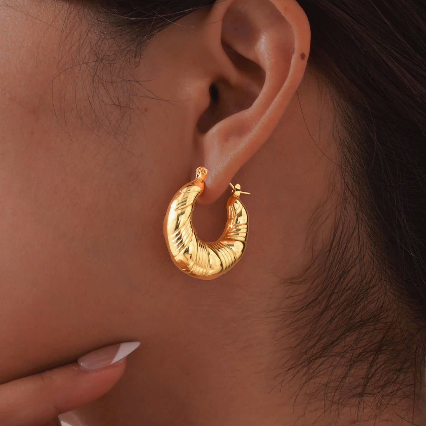 Pendientes de aro dorados texturizados en forma de C - Joyería de acero inoxidable con relieve para mujer (Regalo hipoalergénico de lujo con grabado personalizado) EH-724