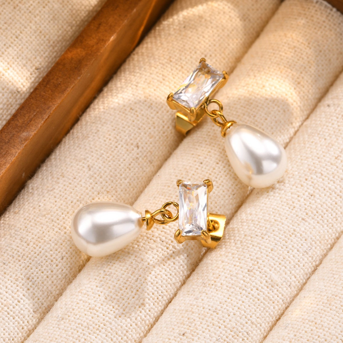 Orecchini Kemstone in acciaio inossidabile con catena floreale in zirconia e gocce di perle finte – Eleganza dorata per lo scintillio quotidiano ED-782