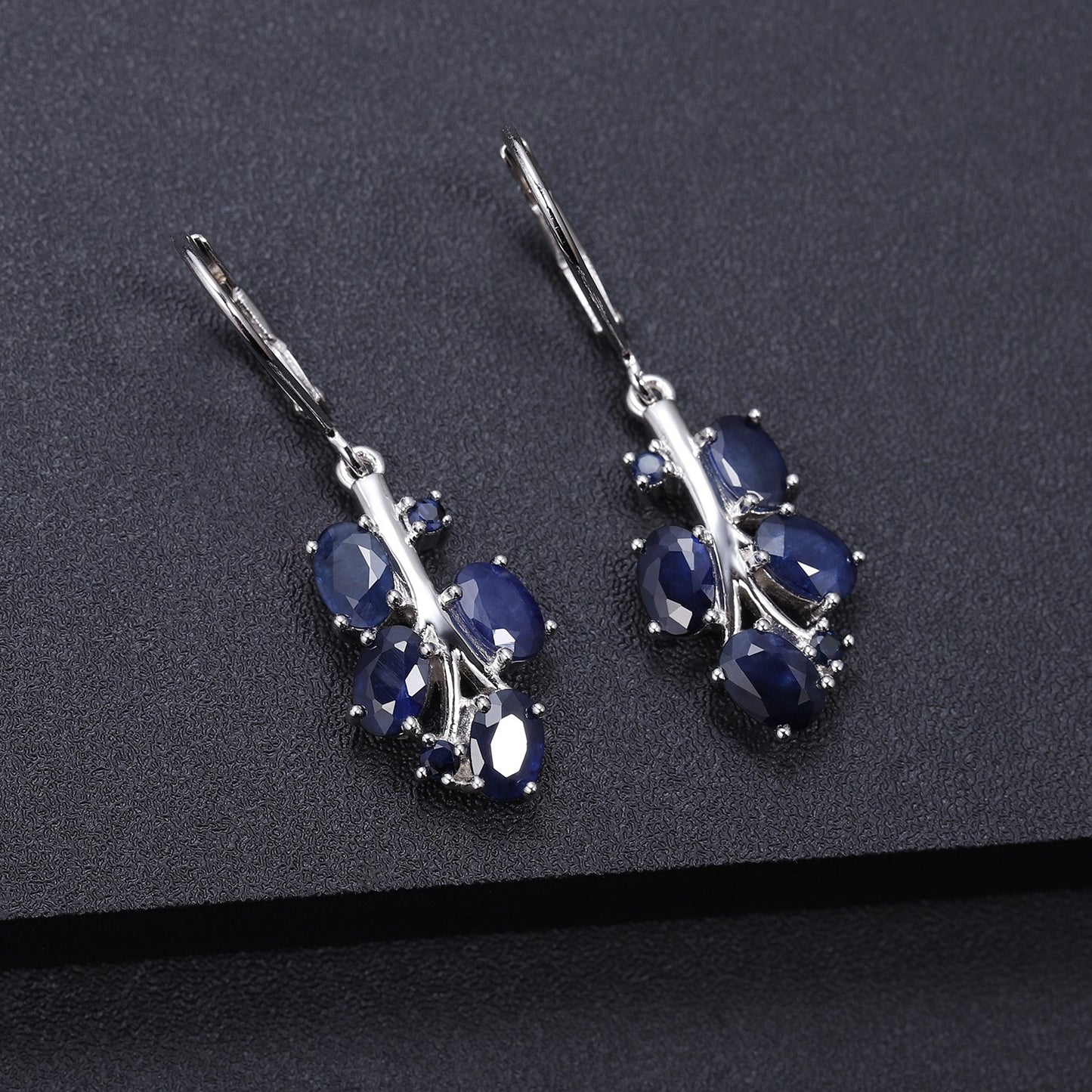 Pendientes de plata de ley con diseño original de Kemstone, hechos a mano, con topacio y peridoto naturales.