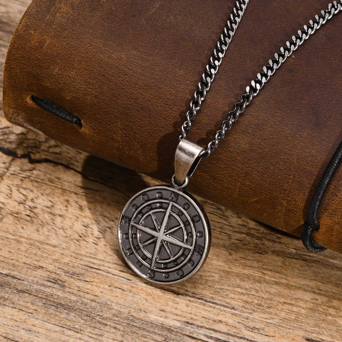 Collar con colgante de brújula y moneda de acero inoxidable Kemstone: un artículo esencial para el explorador urbano, ideal para la aventura diaria y el estilo hip-hop PN-1527