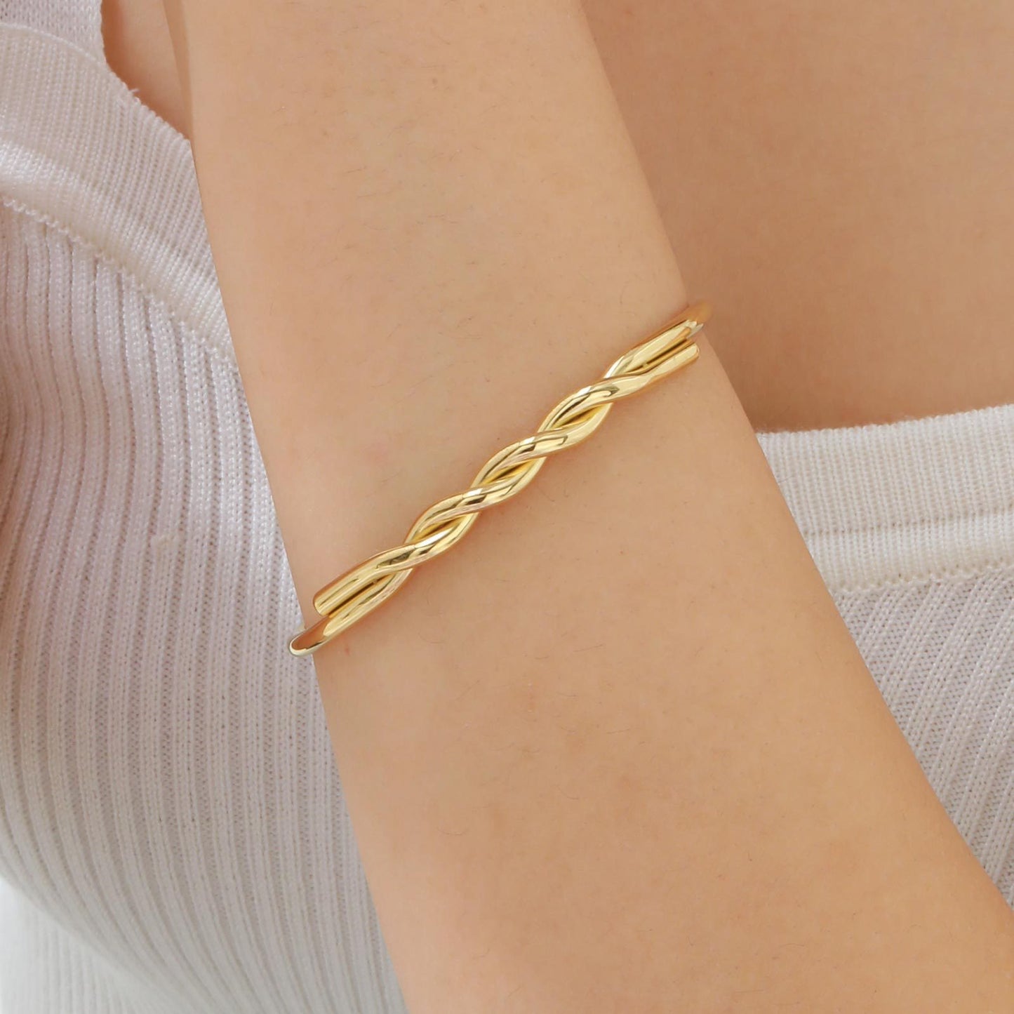 Brazalete abierto vintage de cable trenzado dorado – Joyería de acero inoxidable hipoalergénica para mujer (grabado personalizado disponible) B-606