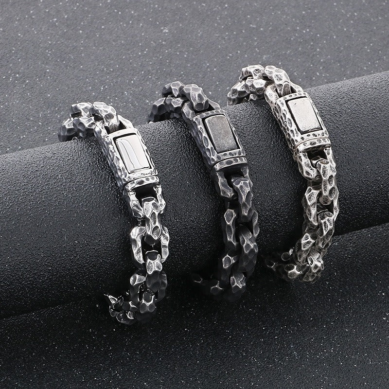 Pulsera de motorista de acero y titanio martillado artesanal Kemstone - Cadena cuadrada resistente para hombre, diseño urbano KB167700-KJX