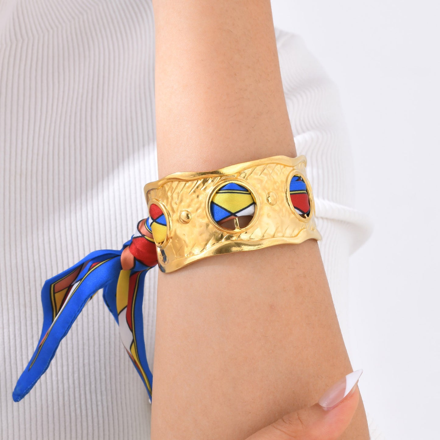 Elegante pulsera de acero inoxidable dorado con elegante nudo de seda: un accesorio imprescindible para mujer B-630