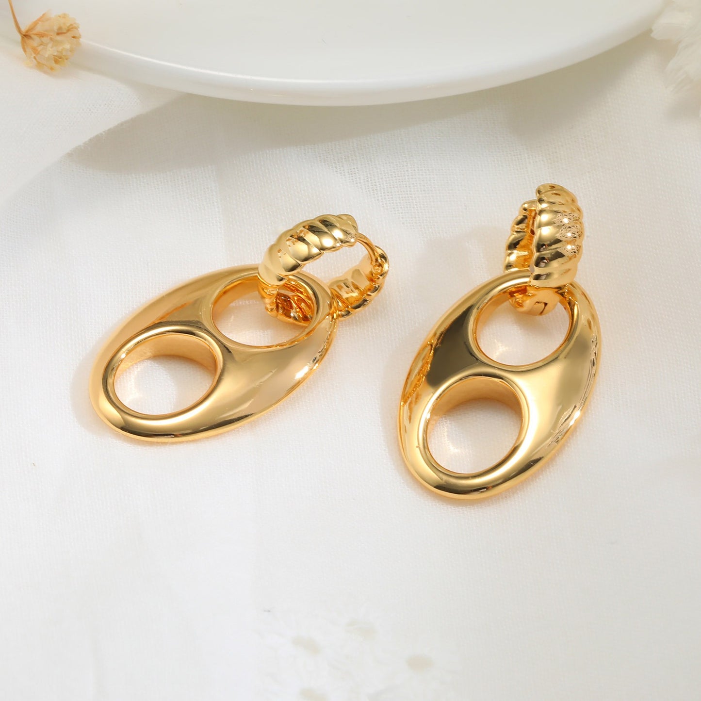 Aretes ovalados de aleación de cobre en tono dorado de 14 quilates con detalles de cristal: elegancia minimalista para un glamour cotidiano EBD-414