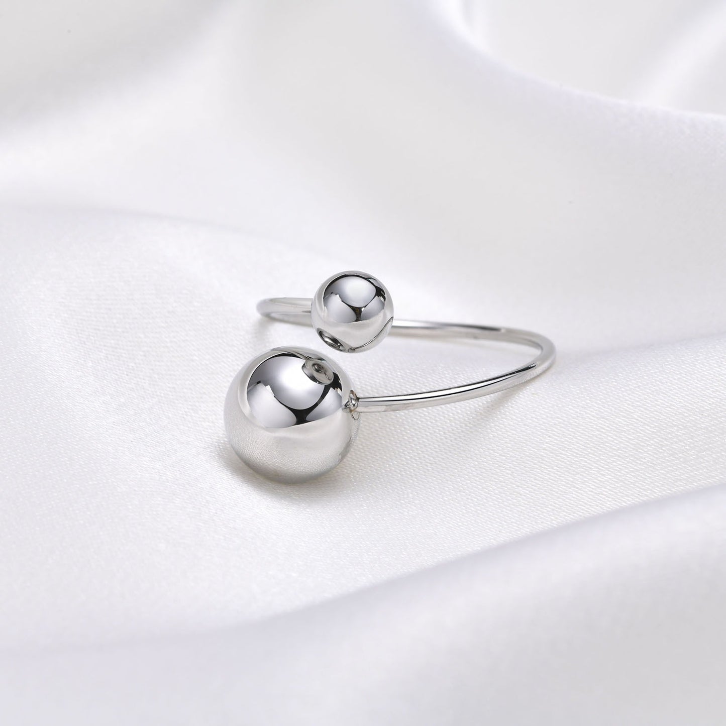 Elegante anillo ajustable de acero inoxidable con acabado dorado para mujer RC-536