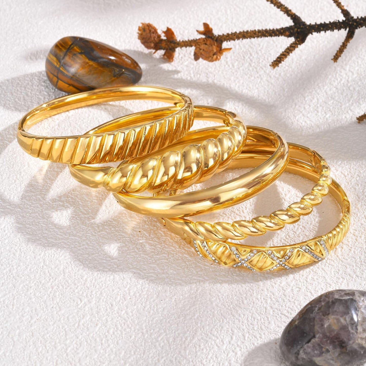 Bracciale Twist in acciaio inossidabile con finitura a specchio - Gioiello geometrico regolabile per donna, design minimalista dorato per l'eleganza quotidiana B-618