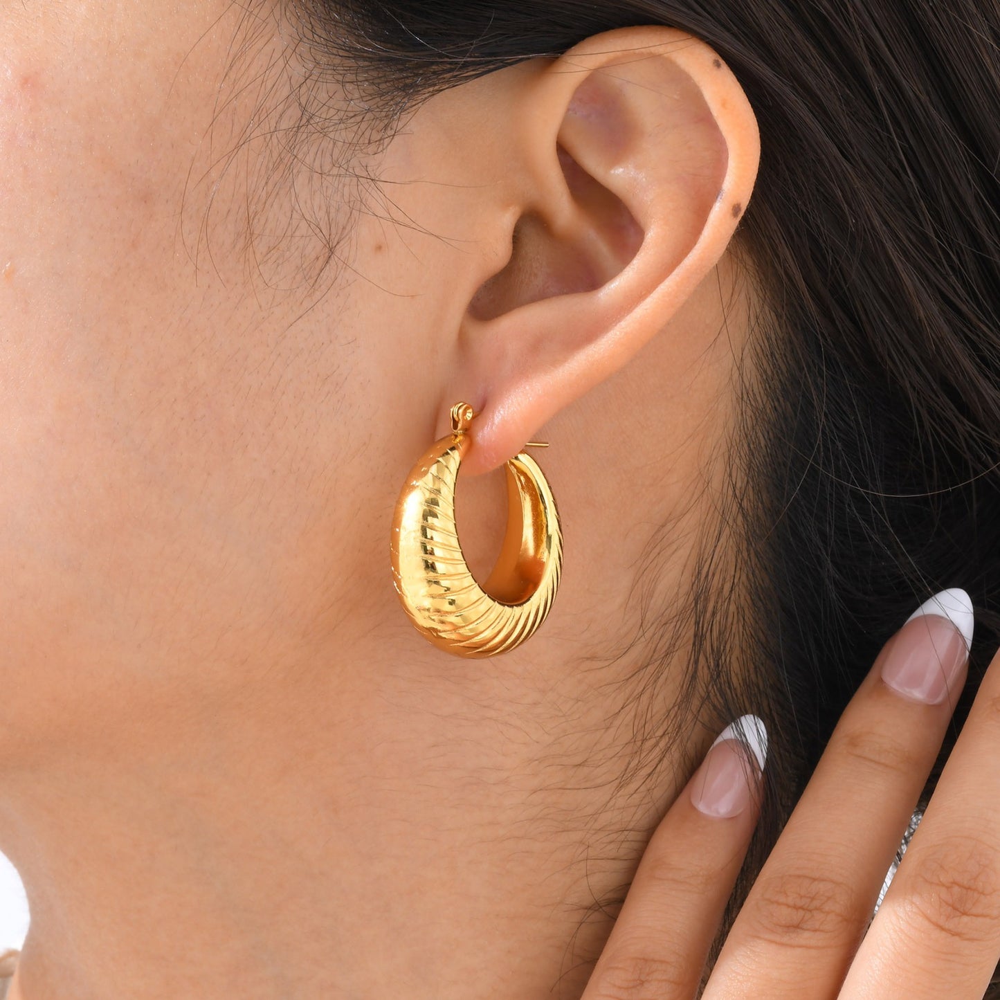 Pendientes de aro dorados texturizados en forma de C - Joyería de acero inoxidable con relieve para mujer (Regalo hipoalergénico de lujo con grabado personalizado) EH-724