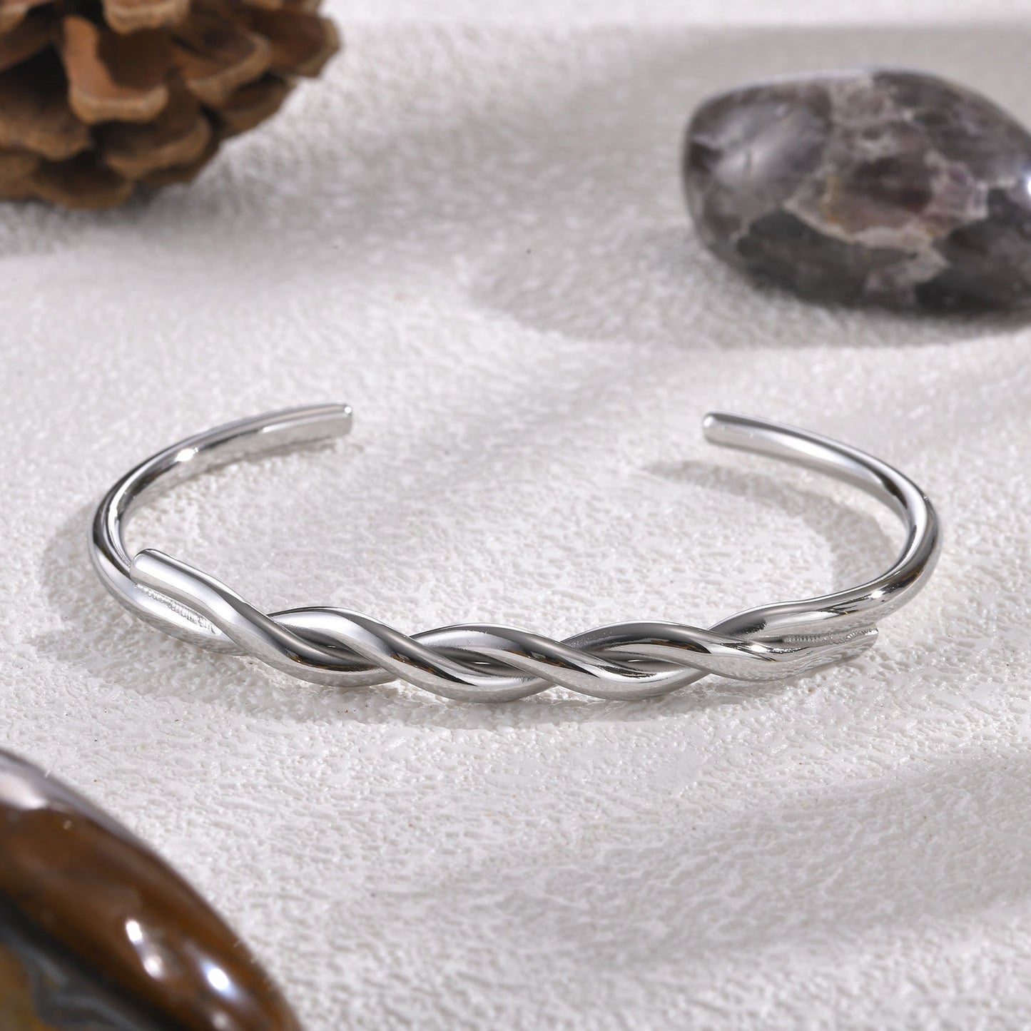 Brazalete abierto vintage de cable trenzado dorado – Joyería de acero inoxidable hipoalergénica para mujer (grabado personalizado disponible) B-606