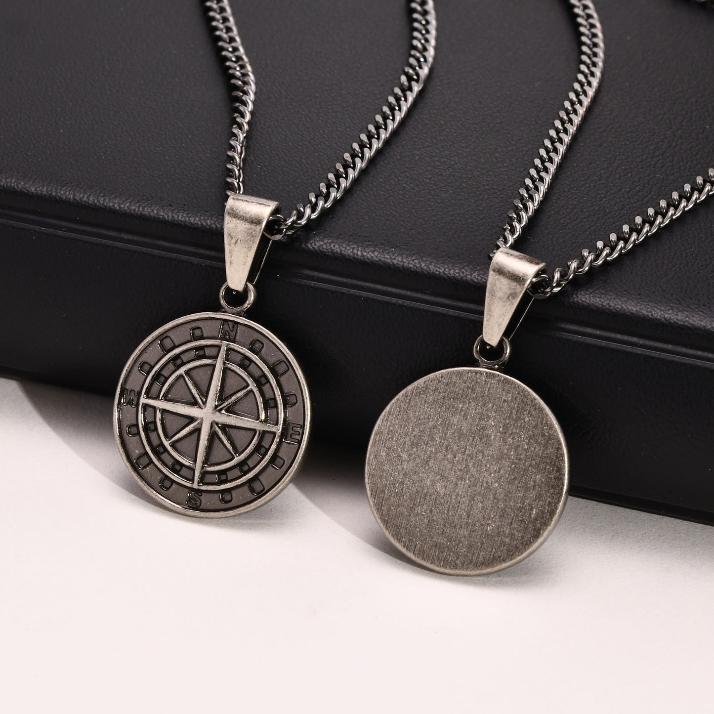 Collar con colgante de brújula y moneda de acero inoxidable Kemstone: un artículo esencial para el explorador urbano, ideal para la aventura diaria y el estilo hip-hop PN-1527