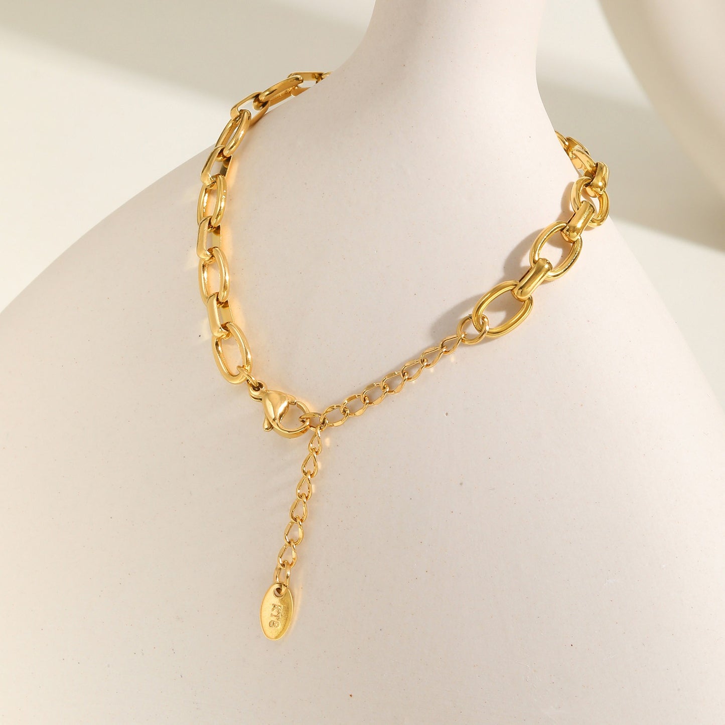 Pulsera Kemstone de acero inoxidable con eslabones, hecha a mano y con un diseño geométrico audaz en un vibrante tono dorado para el día a día de la mujer. BR-2343