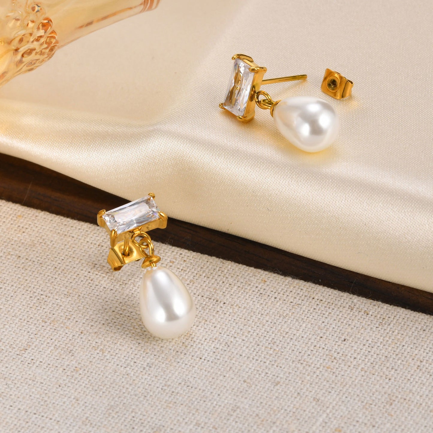 Orecchini Kemstone in acciaio inossidabile con catena floreale in zirconia e gocce di perle finte – Eleganza dorata per lo scintillio quotidiano ED-782