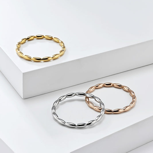 Anillo geométrico de acero y titanio con lágrima entrelazada de inspiración francesa para mujer | Joyería minimalista para uso diario con elegancia narrativa K-R945