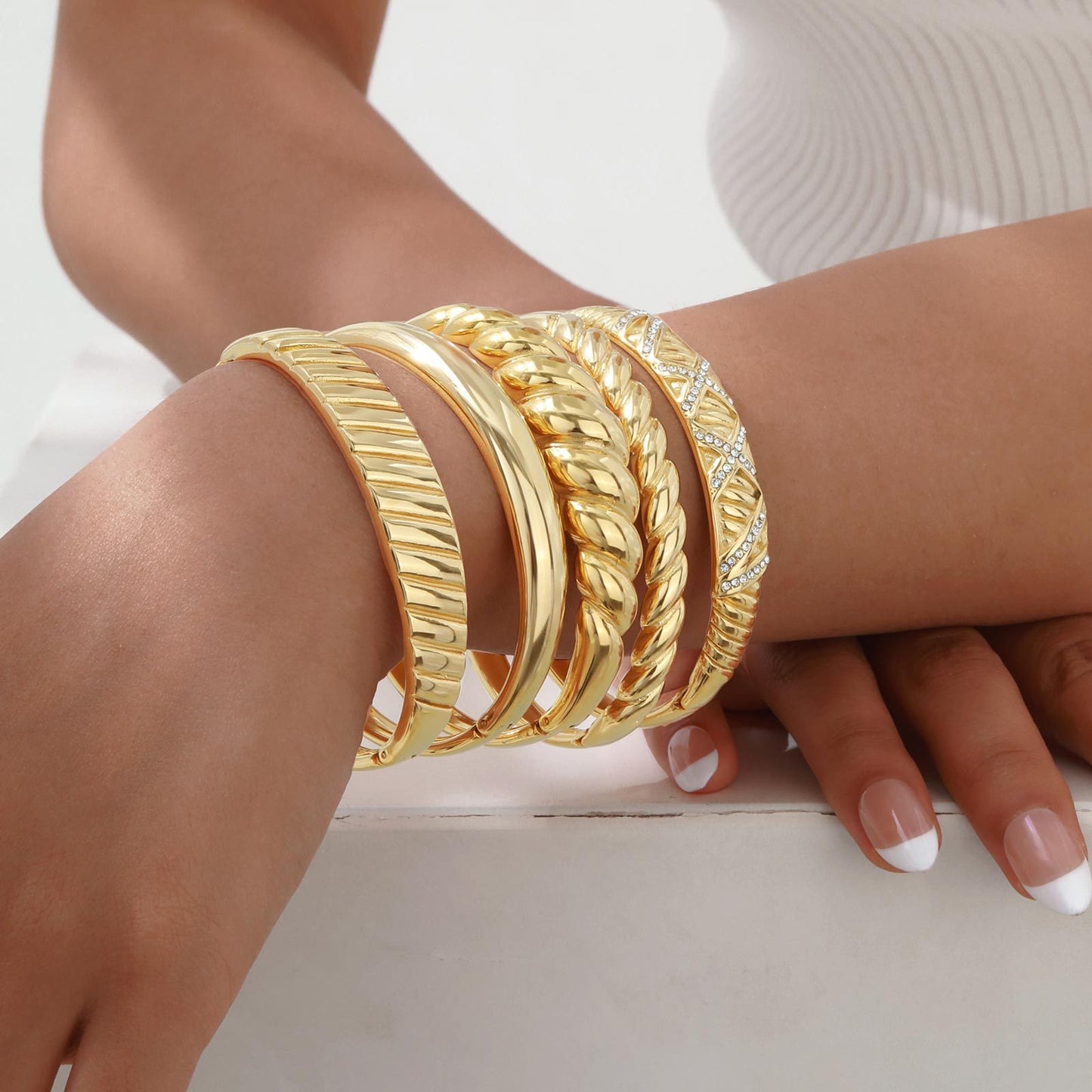 Bracciale Twist in acciaio inossidabile con finitura a specchio - Gioiello geometrico regolabile per donna, design minimalista dorato per l'eleganza quotidiana B-618