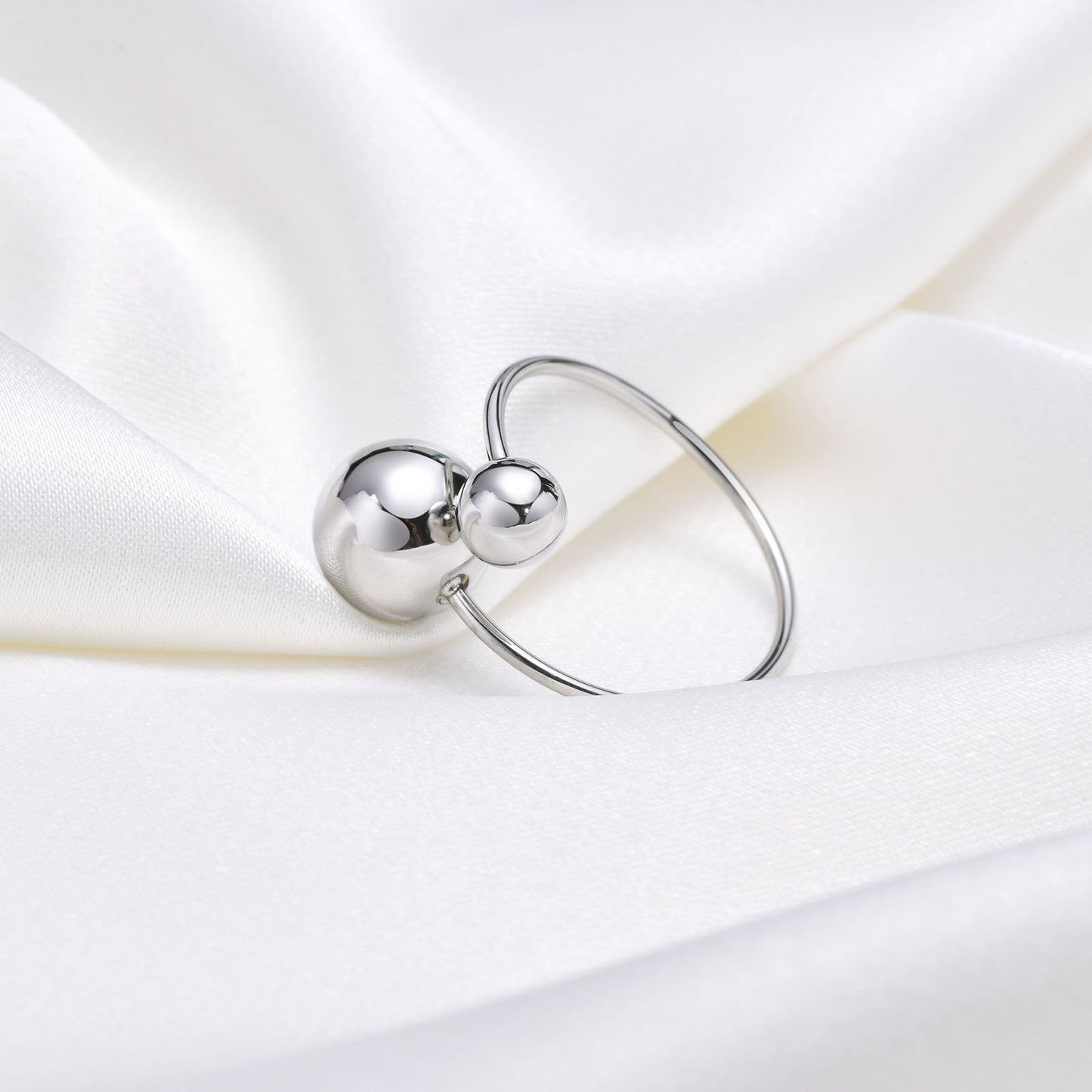 Elegante anillo ajustable de acero inoxidable con acabado dorado para mujer RC-536