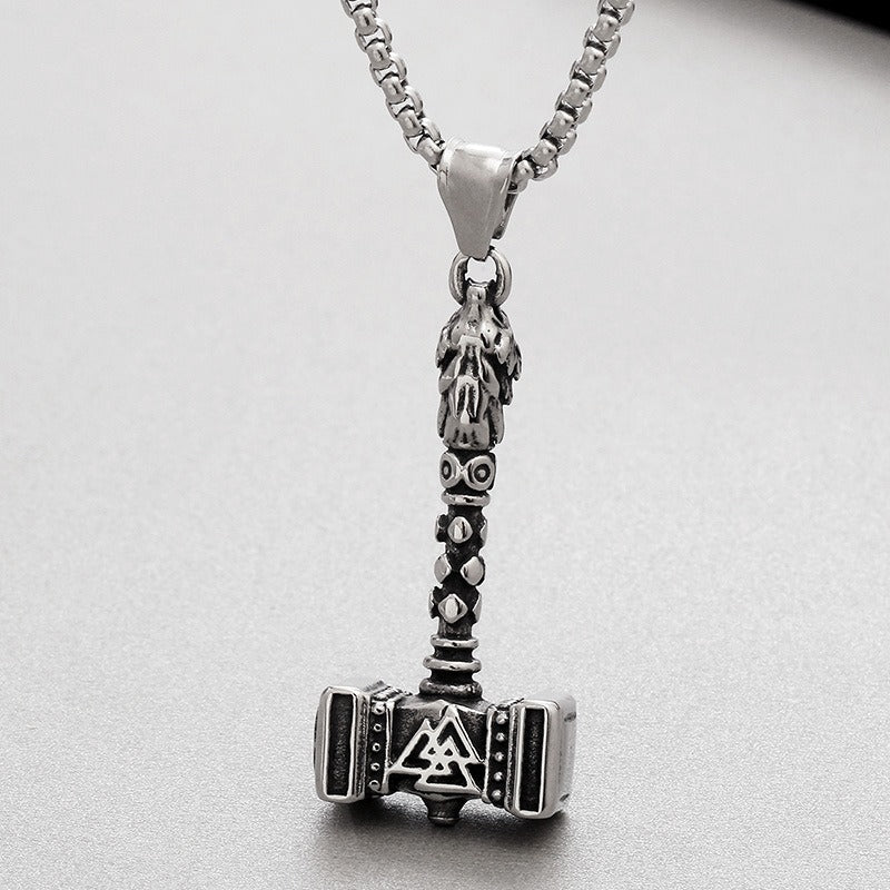 Colgante de martillo de trueno vikingo Kemstone - Collar de acero de titanio forjado a mano con grabado de runas nórdicas KP130620