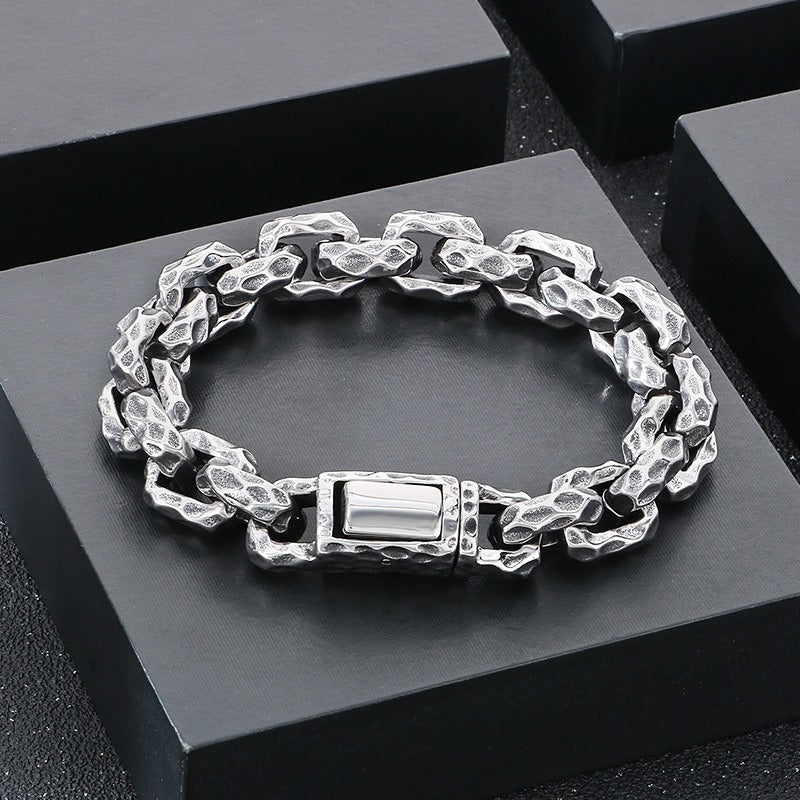 Pulsera de motorista de acero y titanio martillado artesanal Kemstone - Cadena cuadrada resistente para hombre, diseño urbano KB167700-KJX