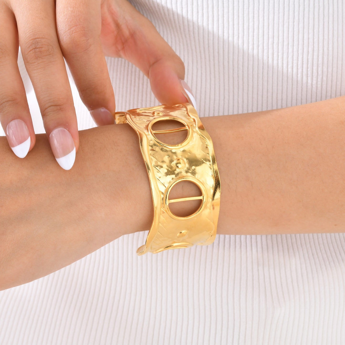 Elegante pulsera de acero inoxidable dorado con elegante nudo de seda: un accesorio imprescindible para mujer B-630