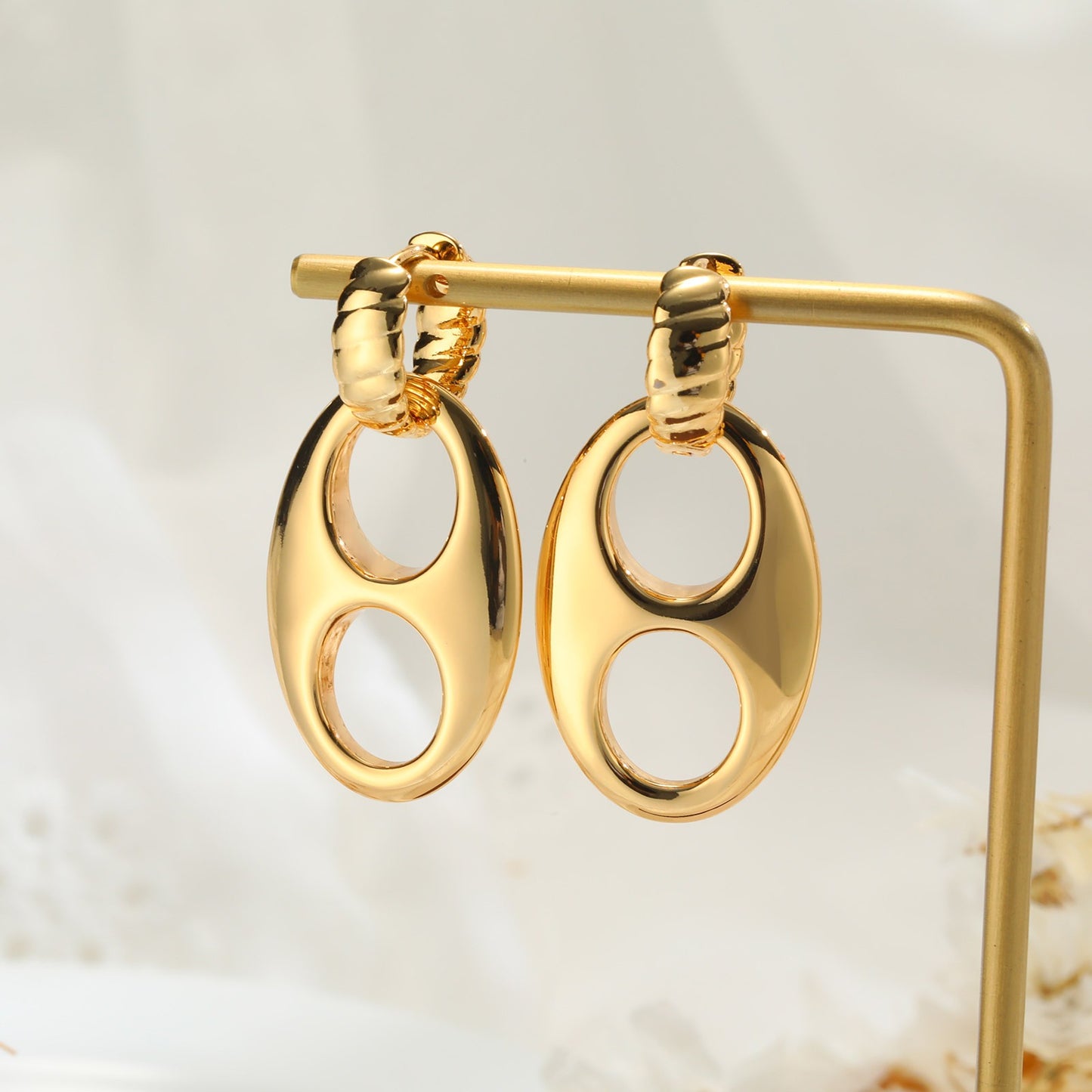 Aretes ovalados de aleación de cobre en tono dorado de 14 quilates con detalles de cristal: elegancia minimalista para un glamour cotidiano EBD-414