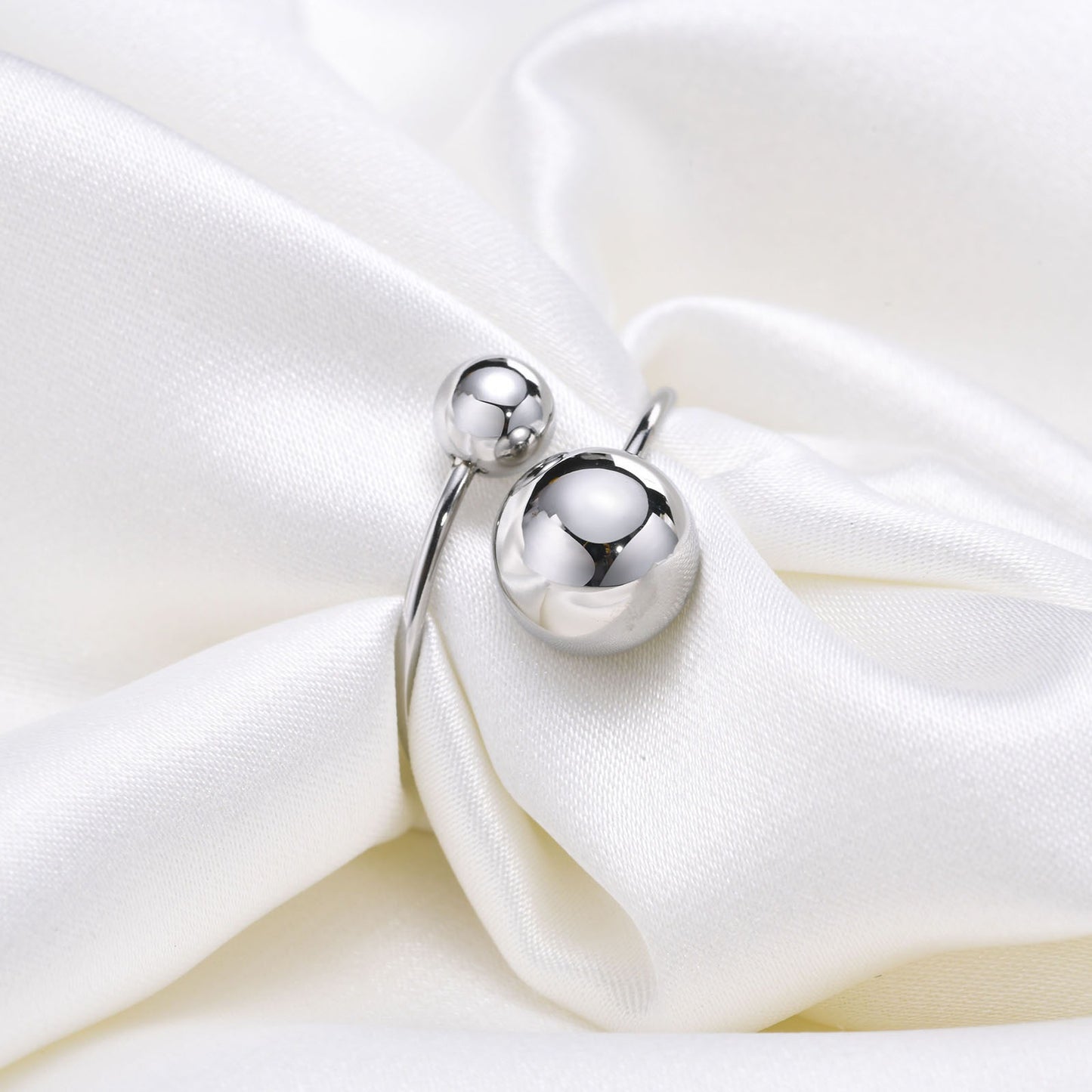 Elegante anillo ajustable de acero inoxidable con acabado dorado para mujer RC-536