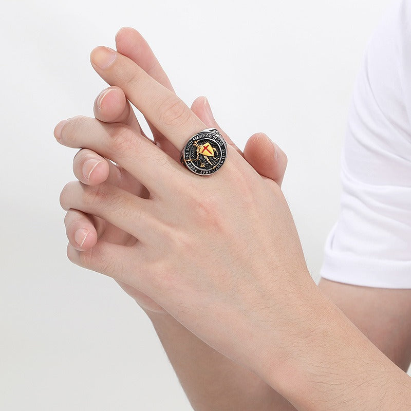 Anello con croce e scudo templare - Sigillo in acciaio inossidabile con armatura smaltata rossa | Gothic Street Faith KR112563