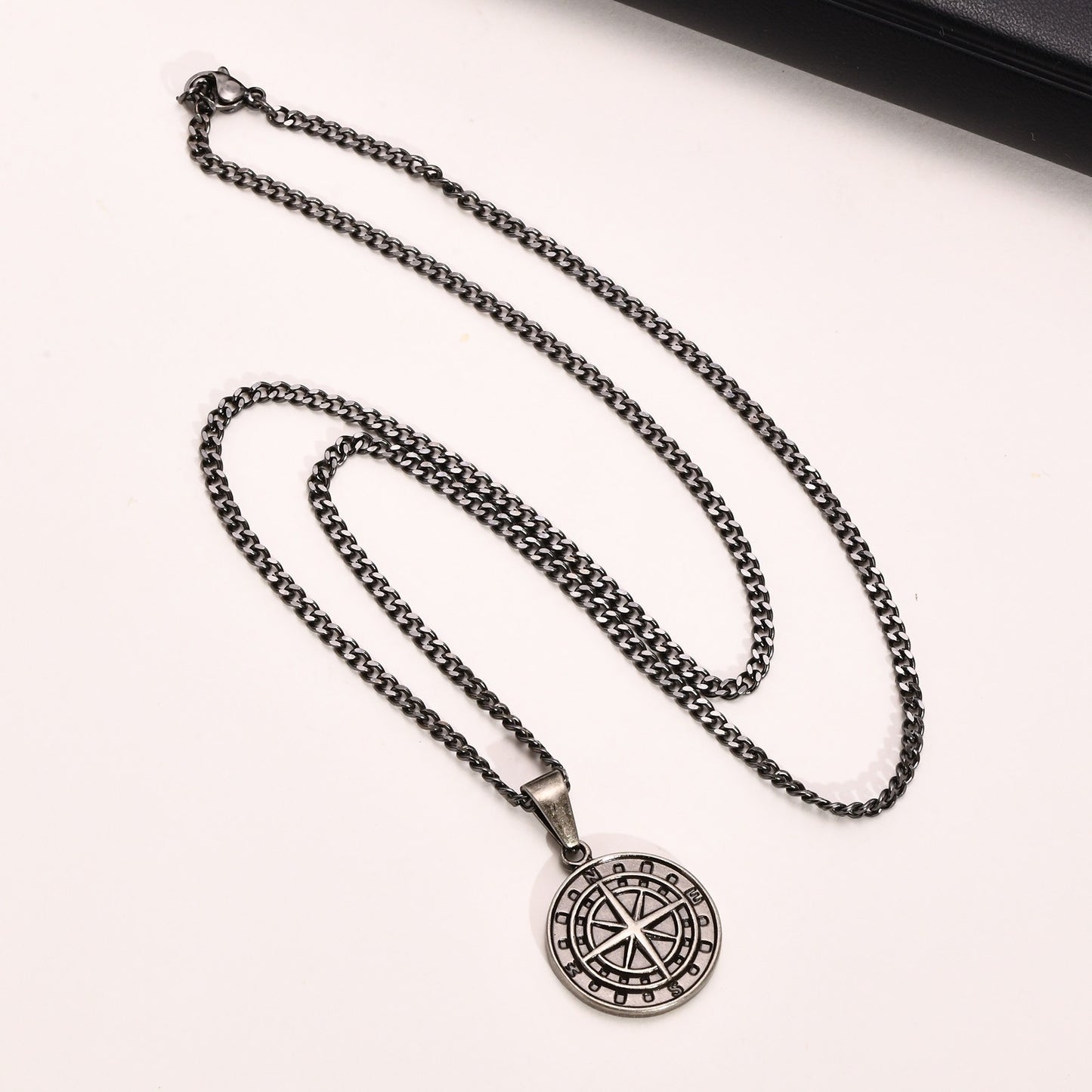 Collar con colgante de brújula y moneda de acero inoxidable Kemstone: un artículo esencial para el explorador urbano, ideal para la aventura diaria y el estilo hip-hop PN-1527