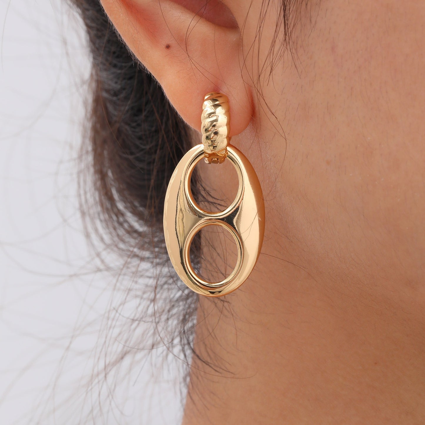 Aretes ovalados de aleación de cobre en tono dorado de 14 quilates con detalles de cristal: elegancia minimalista para un glamour cotidiano EBD-414
