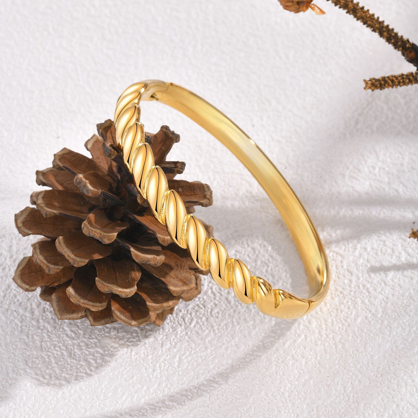Bracciale Twist in acciaio inossidabile con finitura a specchio - Gioiello geometrico regolabile per donna, design minimalista dorato per l'eleganza quotidiana B-618