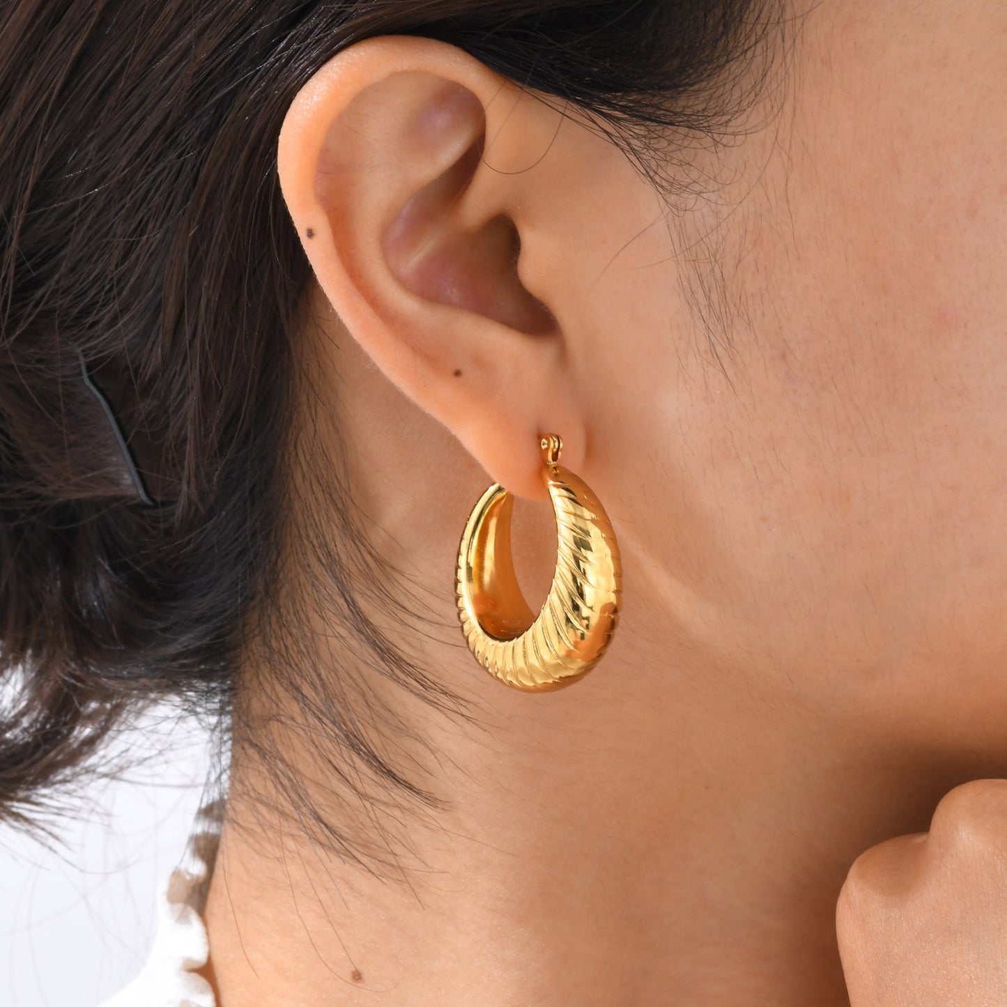 Pendientes de aro dorados texturizados en forma de C - Joyería de acero inoxidable con relieve para mujer (Regalo hipoalergénico de lujo con grabado personalizado) EH-724