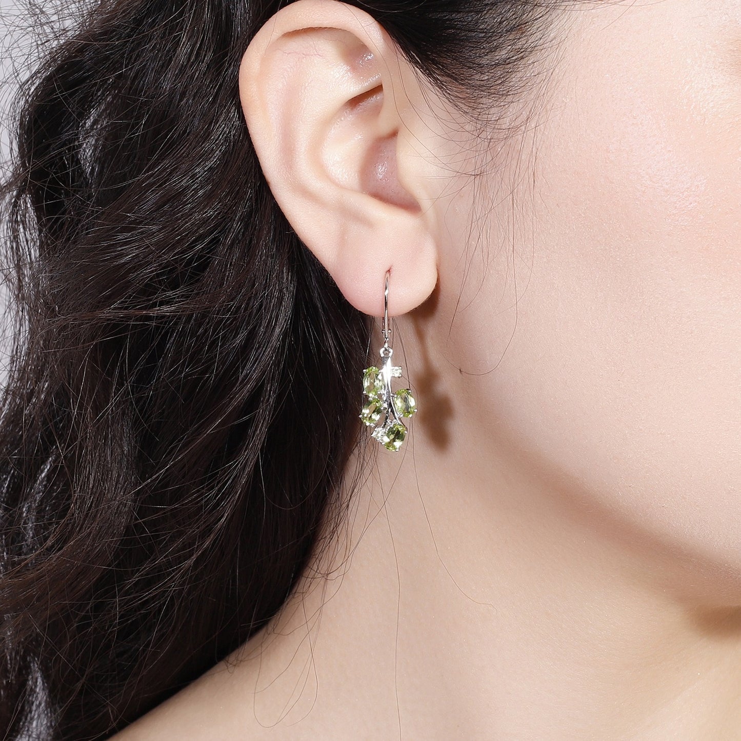 Pendientes de plata de ley con diseño original de Kemstone, hechos a mano, con topacio y peridoto naturales.