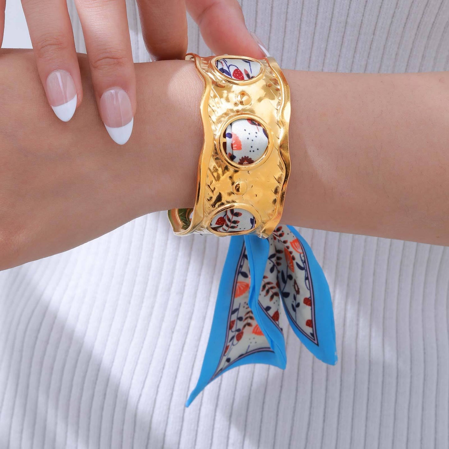 Elegante pulsera de acero inoxidable dorado con elegante nudo de seda: un accesorio imprescindible para mujer B-630